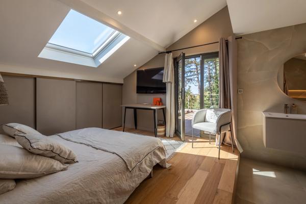 Limonest - les Roches - Maison d'environ 312m² terrain de 3943m² - 5 chambres