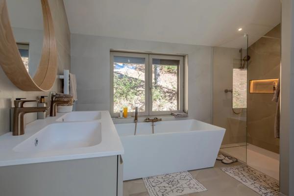 Limonest - les Roches - Maison d'environ 312m² terrain de 3943m² - 5 chambres