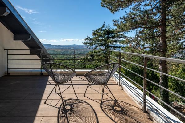 Limonest - les Roches - Maison d'environ 312m² terrain de 3943m² - 5 chambres