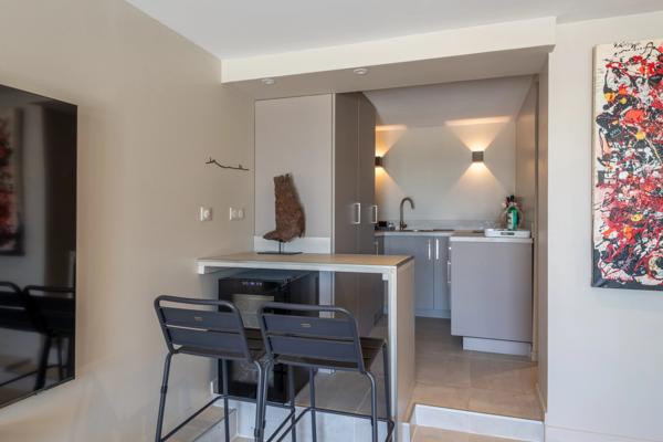Limonest - les Roches - Maison d'environ 312m² terrain de 3943m² - 5 chambres