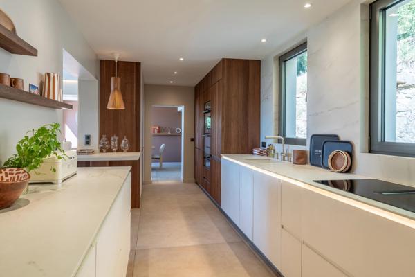 Limonest - les Roches - Maison d'environ 312m² terrain de 3943m² - 5 chambres