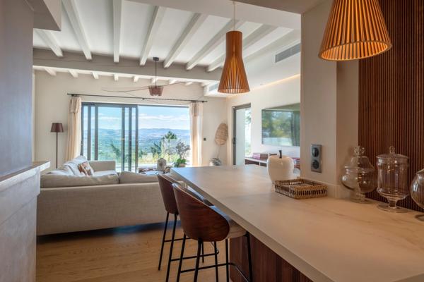 Limonest - les Roches - Maison d'environ 312m² terrain de 3943m² - 5 chambres