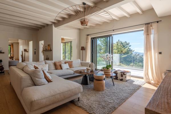 Limonest - les Roches - Maison d'environ 312m² terrain de 3943m² - 5 chambres