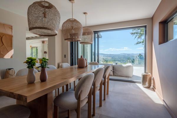 Limonest - les Roches - Maison d'environ 312m² terrain de 3943m² - 5 chambres