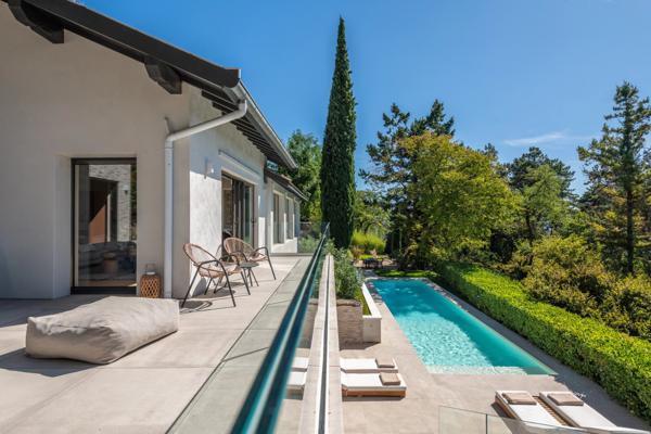 Limonest - les Roches - Maison d'environ 312m² terrain de 3943m² - 5 chambres