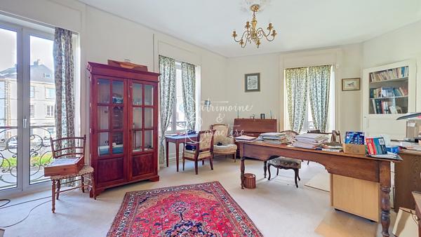 Vaste demeure bourgeoise place Jean XXIII