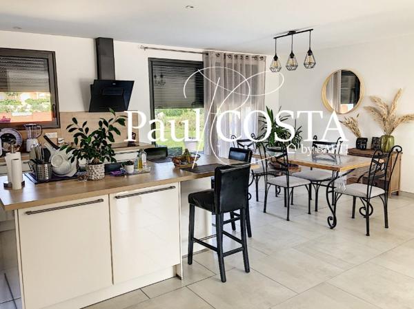 Maison de 125 m2 de plain pied avec piscine et pool house