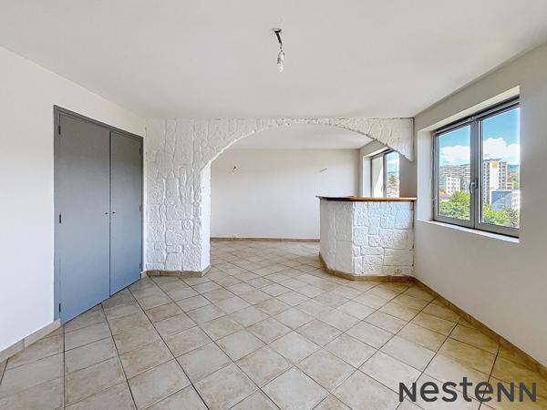 APPARTEMENT DE TYPE EN ÉTAGE élevé AVEC ASCENSEUR