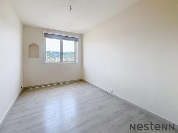 APPARTEMENT DE TYPE EN ÉTAGE élevé AVEC ASCENSEUR