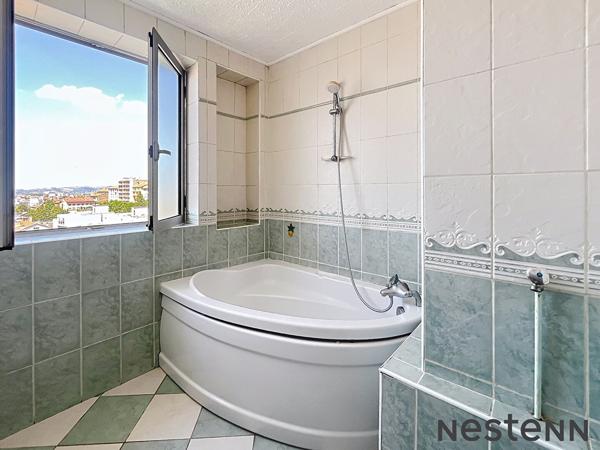 APPARTEMENT DE TYPE EN ÉTAGE élevé AVEC ASCENSEUR