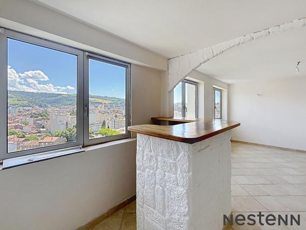 APPARTEMENT DE TYPE EN ÉTAGE élevé AVEC ASCENSEUR