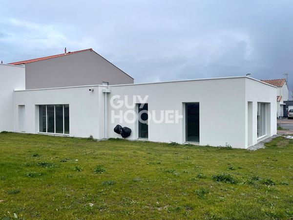 Local commercial neuf, forte visibilité et proche du Bourg