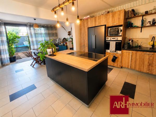 A Vendre -Saint-Pierre  – Maison de ville F4 rénovée avec petit jardin et terrasses