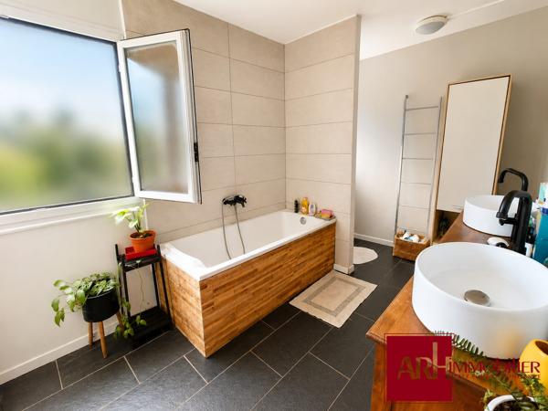 A Vendre -Saint-Pierre  – Maison de ville F4 rénovée avec petit jardin et terrasses