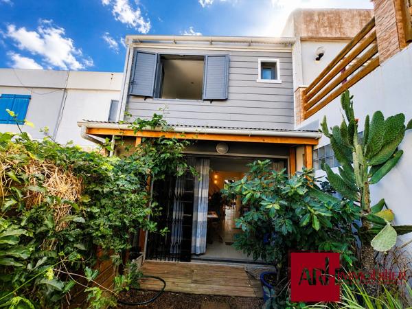 A Vendre -Saint-Pierre  – Maison de ville F4 rénovée avec petit jardin et terrasses