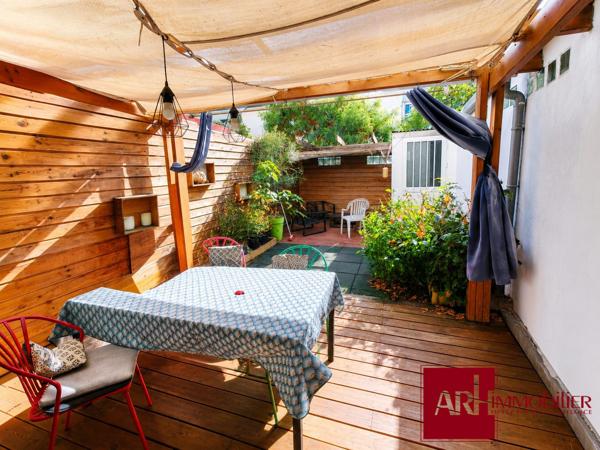 A Vendre -Saint-Pierre  – Maison de ville F4 rénovée avec petit jardin et terrasses