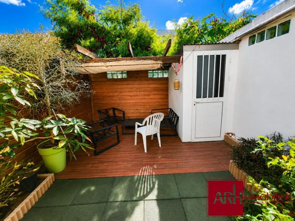 A Vendre -Saint-Pierre  – Maison de ville F4 rénovée avec petit jardin et terrasses