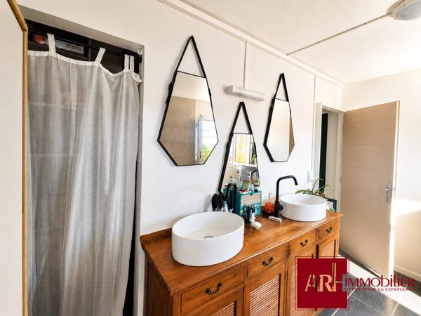 A Vendre -Saint-Pierre  – Maison de ville F4 rénovée avec petit jardin et terrasses