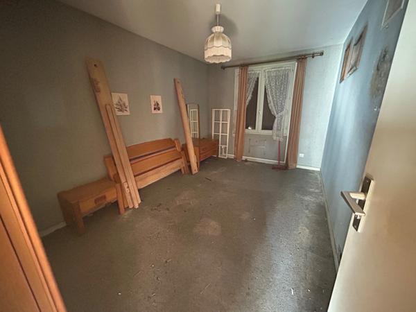 Charmante maison de plain-pied avec grands hangars et terrain de 2 033 m² BLENEAU (89)