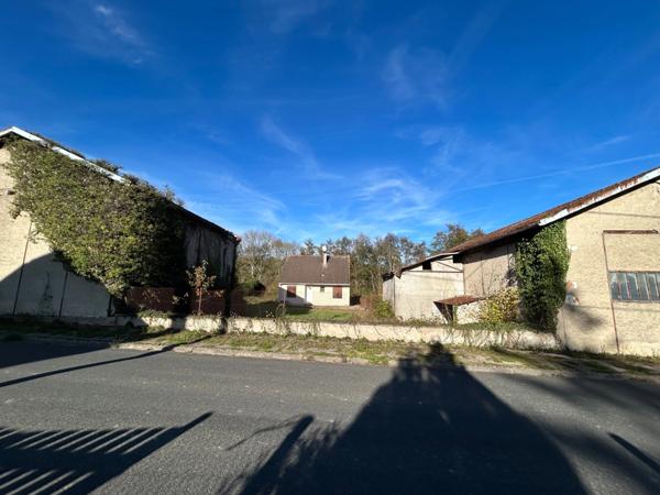 Charmante maison de plain-pied avec grands hangars et terrain de 2 033 m² BLENEAU (89)