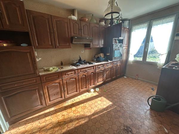 Charmante maison de plain-pied avec grands hangars et terrain de 2 033 m² BLENEAU (89)