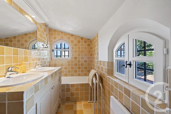 Maison à vendre  8 pièces - 180 m 2   LES ISSAMBRES  - 83