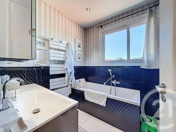 Maison à vendre  5 pièces - 122,30 m 2   ANTIBES  - 06