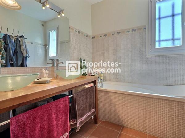 Superbe pavillon d'env. 186m² avec 6 ch., piscine et spacieuse terrasse au calme sur CHANCELADE (24650)