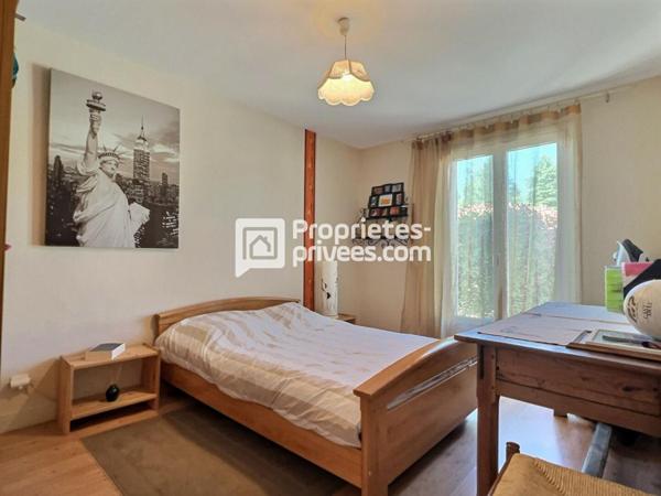 Superbe pavillon d'env. 186m² avec 6 ch., piscine et spacieuse terrasse au calme sur CHANCELADE (24650)