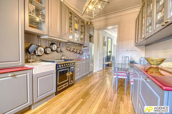 Versailles Parc Appartement 5 pièces 124 m² situé au 1er étage d'un immeuble ancien avec cave et grenier 1 080 000 € **  - Référence  28415