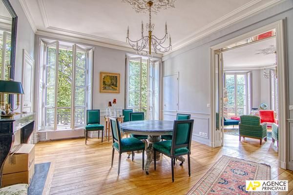 Versailles Parc Appartement 5 pièces 124 m² situé au 1er étage d'un immeuble ancien avec cave et grenier 1 080 000 € **  - Référence  28415