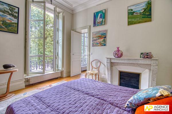 Versailles Parc Appartement 5 pièces 124 m² situé au 1er étage d'un immeuble ancien avec cave et grenier 1 080 000 € **  - Référence  28415