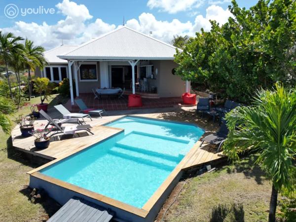 Villa d’architecte d’exception – Vue sur les îlets, piscine et accès mer