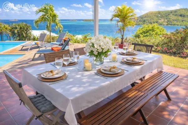 Villa d’architecte d’exception – Vue sur les îlets, piscine et accès mer