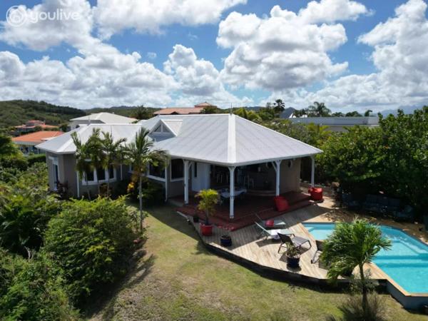 Villa d’architecte d’exception – Vue sur les îlets, piscine et accès mer