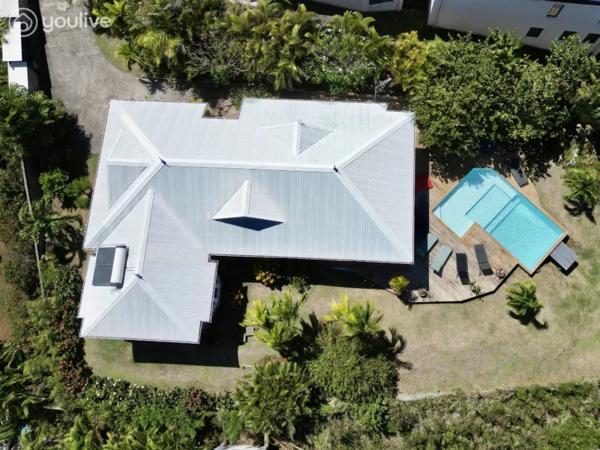 Villa d’architecte d’exception – Vue sur les îlets, piscine et accès mer