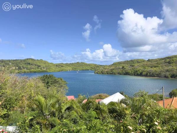 Villa d’architecte d’exception – Vue sur les îlets, piscine et accès mer
