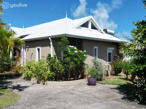 Villa d’architecte d’exception – Vue sur les îlets, piscine et accès mer