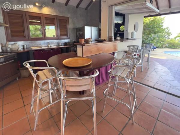 Villa d’architecte d’exception – Vue sur les îlets, piscine et accès mer
