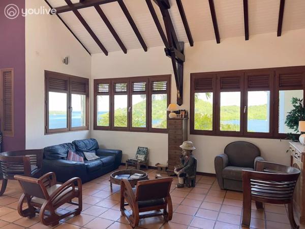 Villa d’architecte d’exception – Vue sur les îlets, piscine et accès mer