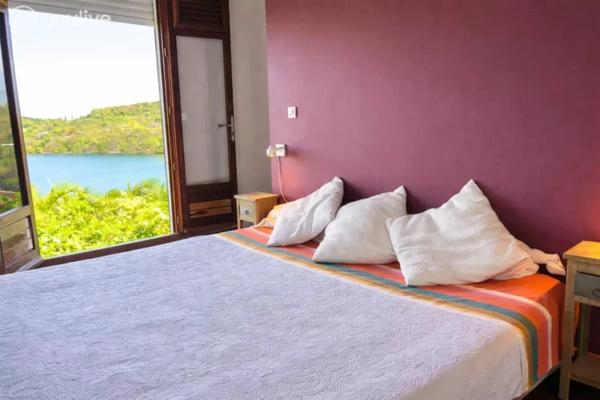 Villa d’architecte d’exception – Vue sur les îlets, piscine et accès mer