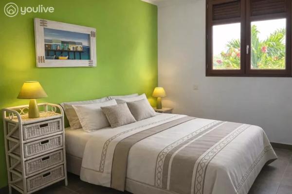 Villa d’architecte d’exception – Vue sur les îlets, piscine et accès mer