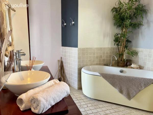 Villa d’architecte d’exception – Vue sur les îlets, piscine et accès mer