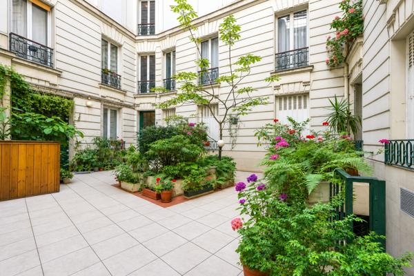 Appartement
         4 pièces
        - 110 m² 950 000 € *