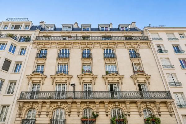 Appartement
         4 pièces
        - 110 m² 950 000 € *