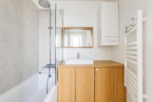 Appartement
         4 pièces
        - 110 m² 950 000 € *