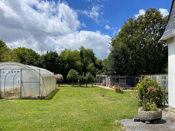 Maison familiale spacieuse avec grand jardin proche de Lestonan