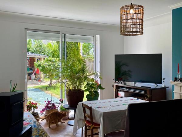 Maison familiale spacieuse avec grand jardin proche de Lestonan