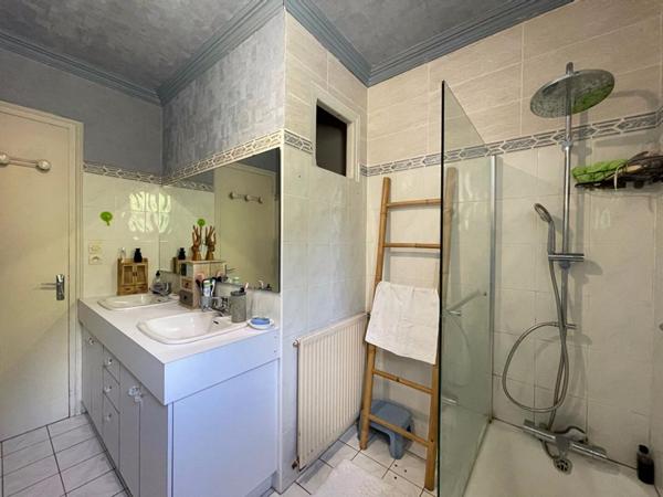 Maison familiale spacieuse avec grand jardin proche de Lestonan