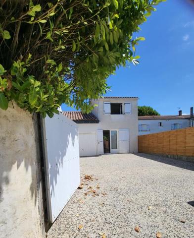 17220 LA JARRIE - MAISON 52 M² SEJOUR 2 CHAMBRES GARAGE - PARKING